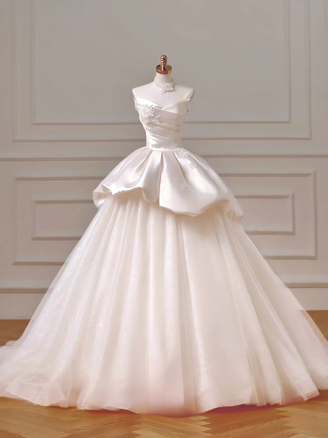 Robe de mariée longue et romantique, style bal, décolleté cœur, en satin et dentelle plissée, avec manches, référence AQ026