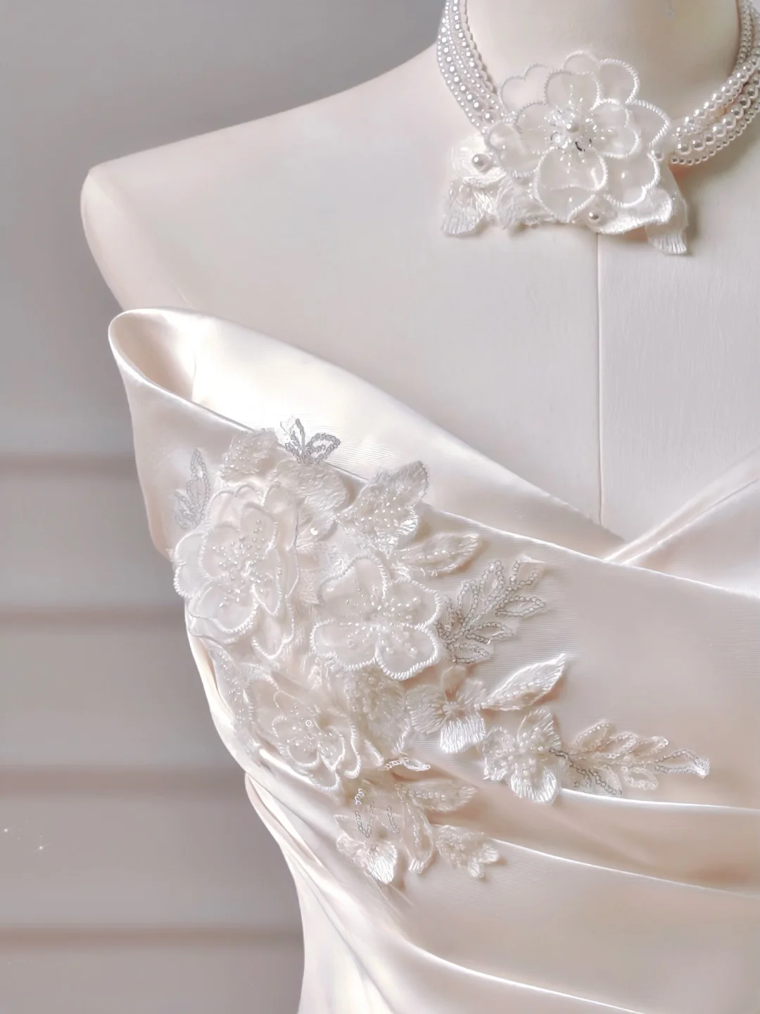 Robe de mariée longue et romantique, style bal, décolleté cœur, en satin et dentelle plissée, avec manches, référence AQ026