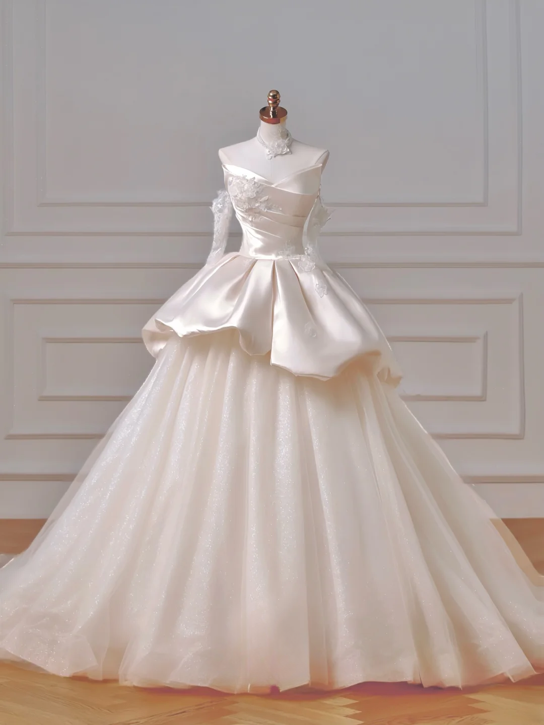 Robe de mariée longue et romantique, style bal, décolleté cœur, en satin et dentelle plissée, avec manches, référence AQ026