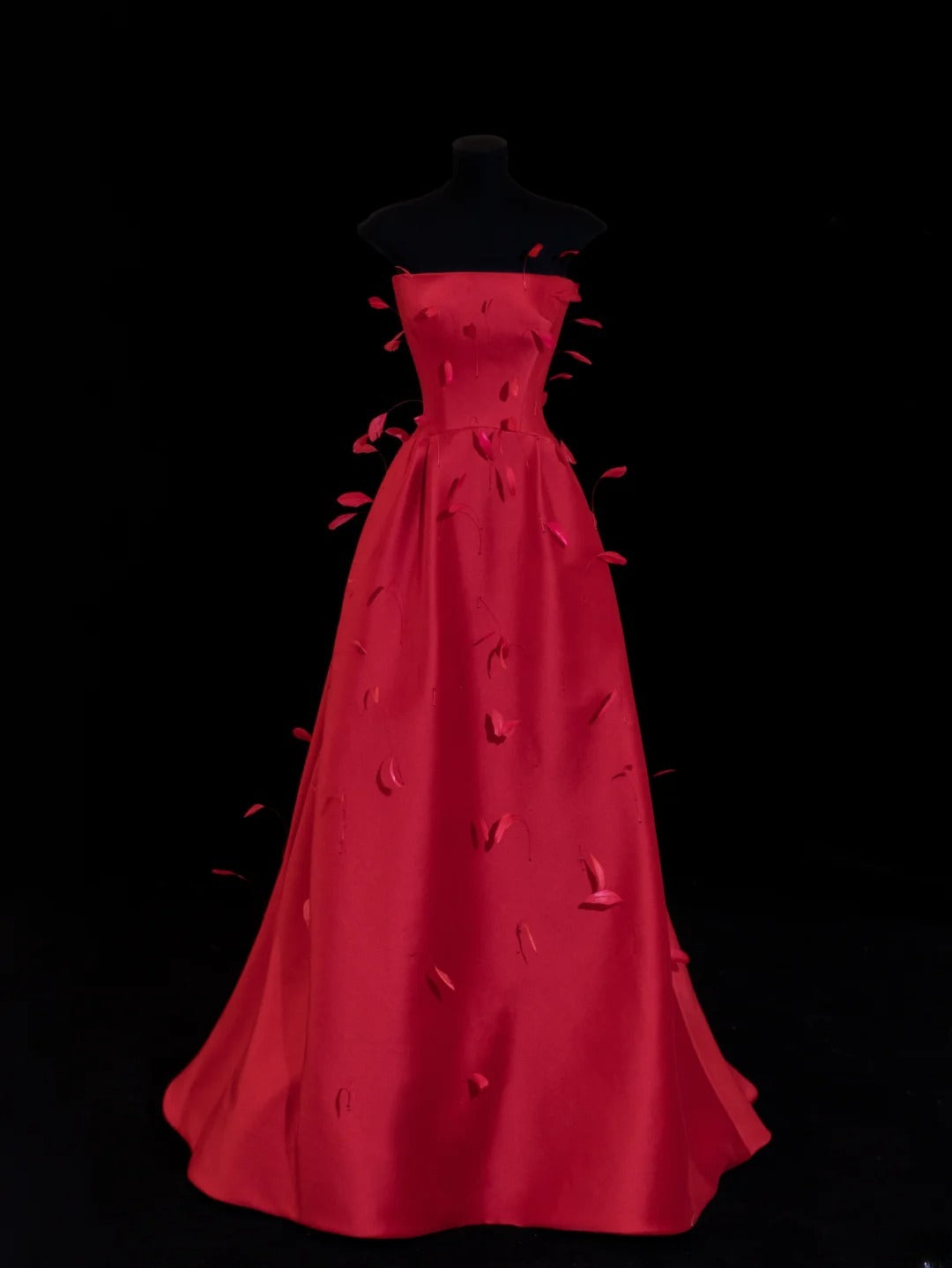 Ästhetisches, trägerloses, rotes Satinkleid mit Federn – ein beeindruckendes langes Ballkleid für festliche Anlässe und Partys (SA027)