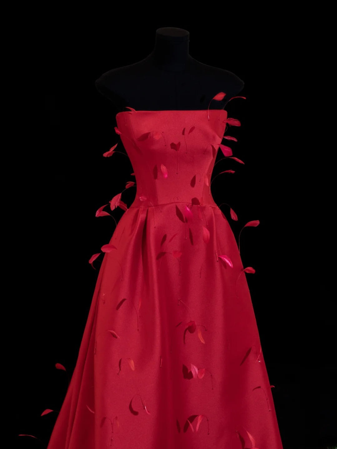 Ästhetisches, trägerloses, rotes Satinkleid mit Federn – ein beeindruckendes langes Ballkleid für festliche Anlässe und Partys (SA027)