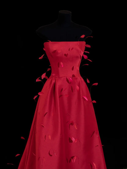 Ästhetisches, trägerloses, rotes Satinkleid mit Federn – ein beeindruckendes langes Ballkleid für festliche Anlässe und Partys (SA027)