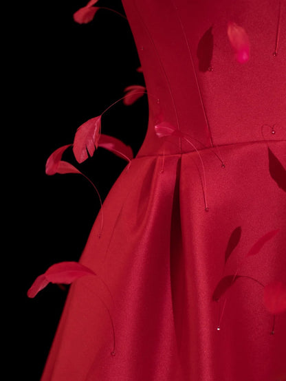 Ästhetisches, trägerloses, rotes Satinkleid mit Federn – ein beeindruckendes langes Ballkleid für festliche Anlässe und Partys (SA027)