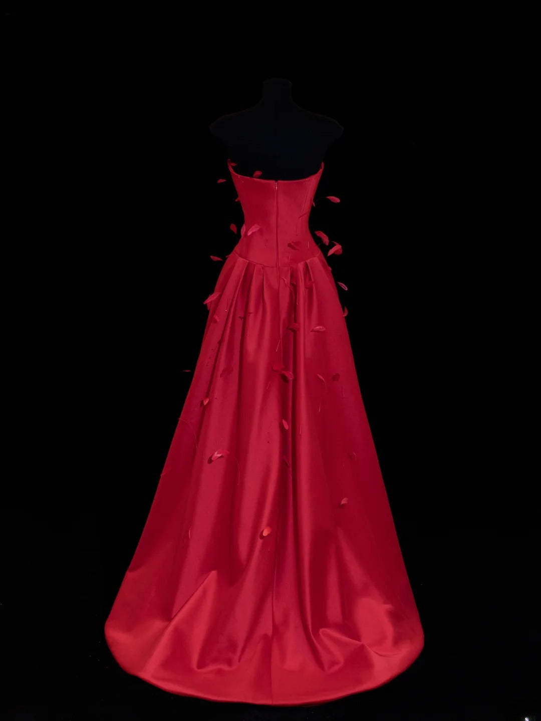 Ästhetisches, trägerloses, rotes Satinkleid mit Federn – ein beeindruckendes langes Ballkleid für festliche Anlässe und Partys (SA027)
