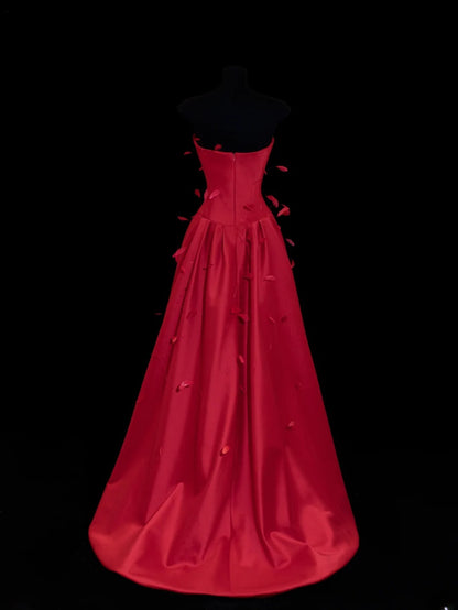 Ästhetisches, trägerloses, rotes Satinkleid mit Federn – ein beeindruckendes langes Ballkleid für festliche Anlässe und Partys (SA027)