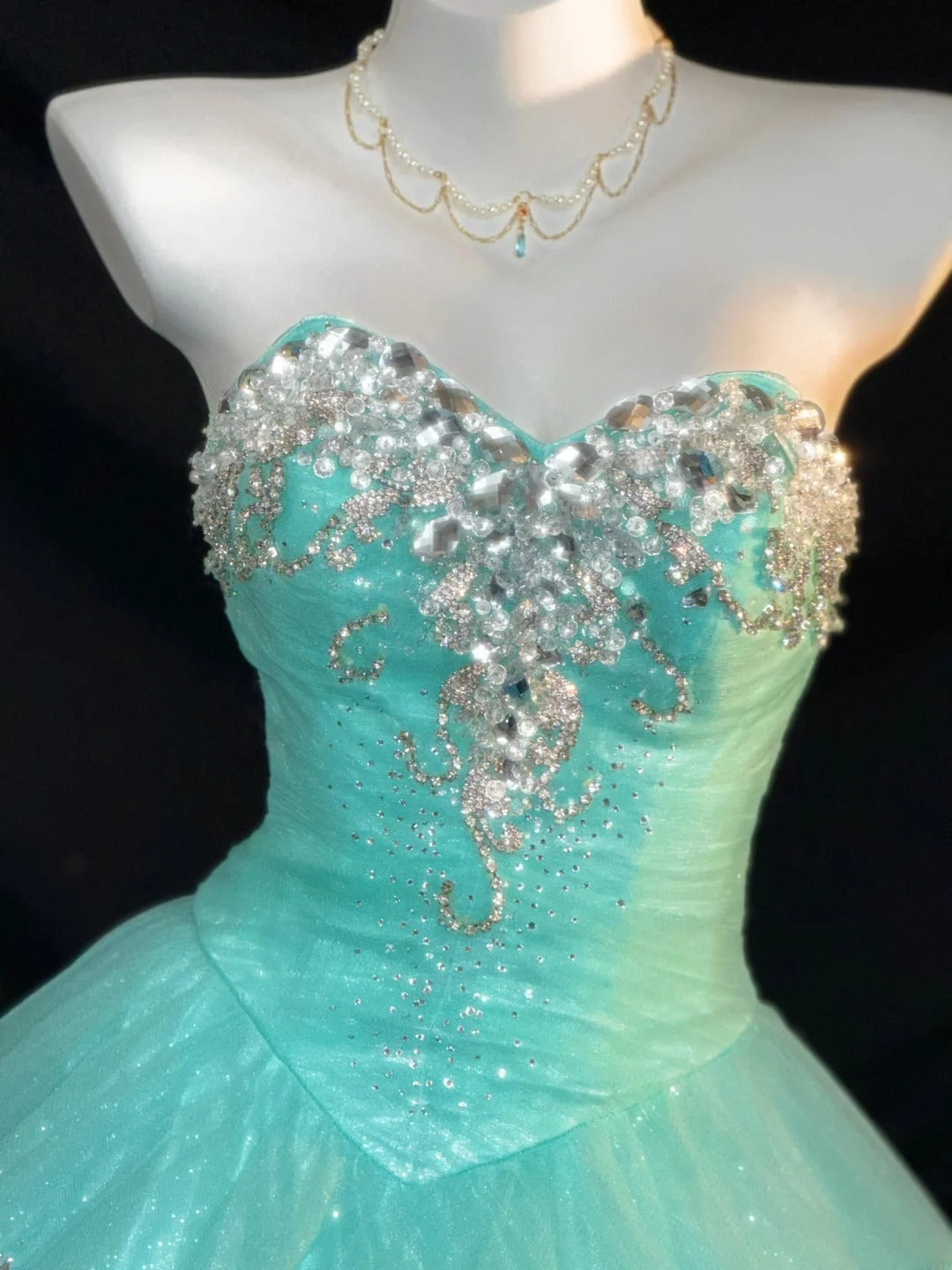 Niedliches ballförmiges trägerloses blaues Tüllkleid mit silbernen Perlen, langes Quinceanera-Kleid Vestido de 15 de Cenicienta RB3369