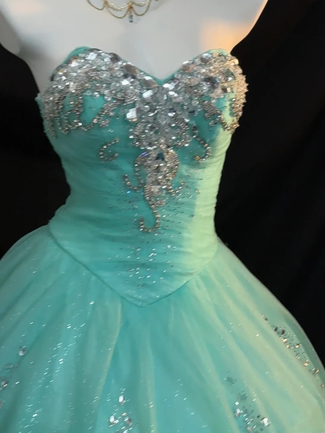 Niedliches ballförmiges trägerloses blaues Tüllkleid mit silbernen Perlen, langes Quinceanera-Kleid Vestido de 15 de Cenicienta RB3369