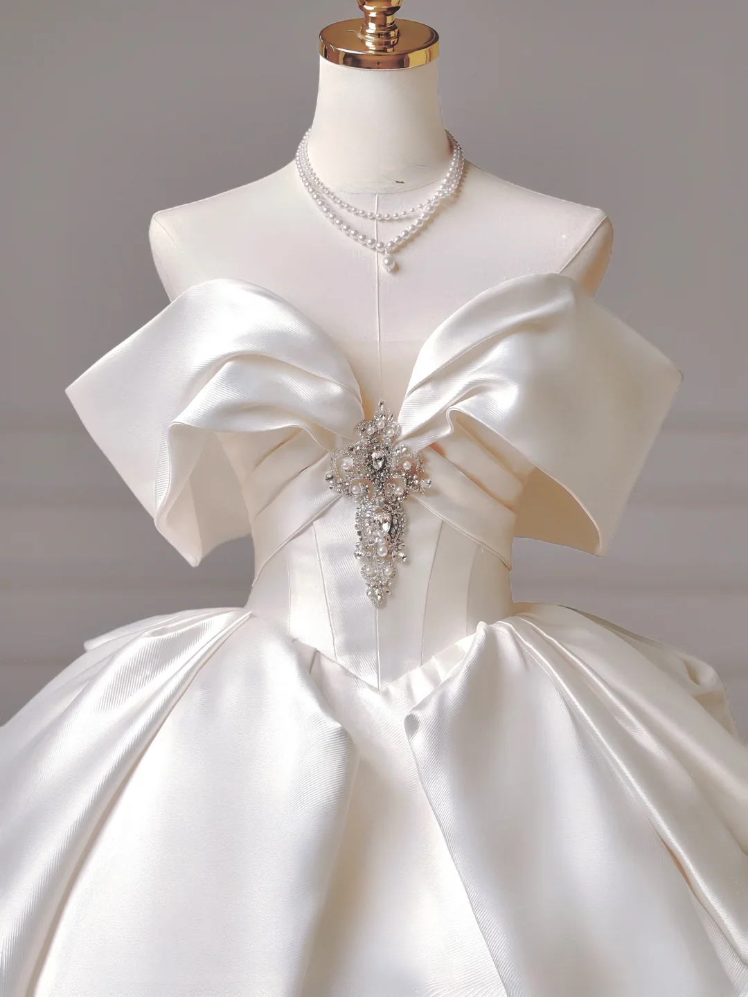 Princess Long Wedding Gowns Ball Gown Off The Shoulder Satin For Bride With Short Sleeves Bridal Dresses AQ030