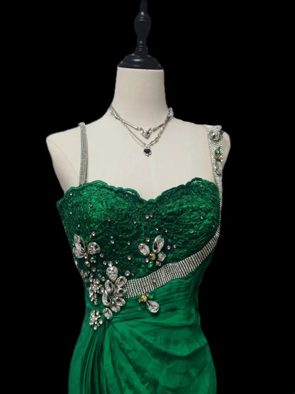 Robe de bal longue sans manches en satin vert foncé style sirène vintage, ornée de perles argentées, pour les élèves de terminale (AS031)