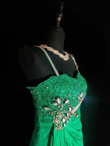 Robe de bal longue sans manches en satin vert foncé style sirène vintage, ornée de perles argentées, pour les élèves de terminale (AS031)