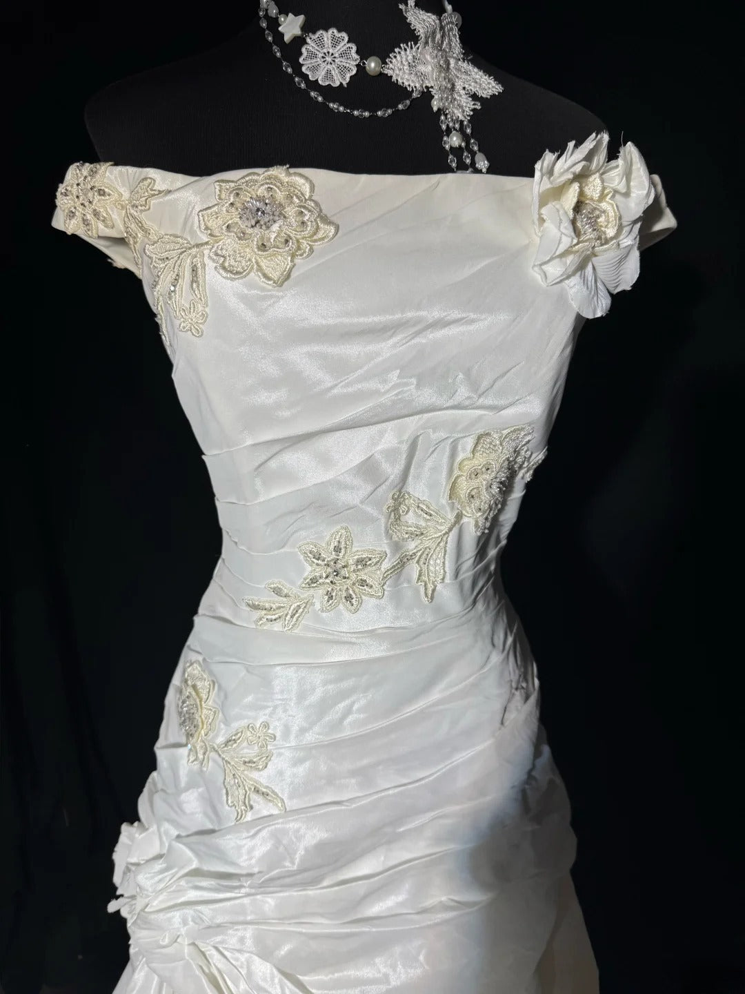 Einfaches Meerjungfrauen-Brautkleid im Vintage-Stil der 1920er Jahre mit schulterfreiem Ausschnitt, kurzen Ärmeln, weißer, gestufter Spitze, AS033