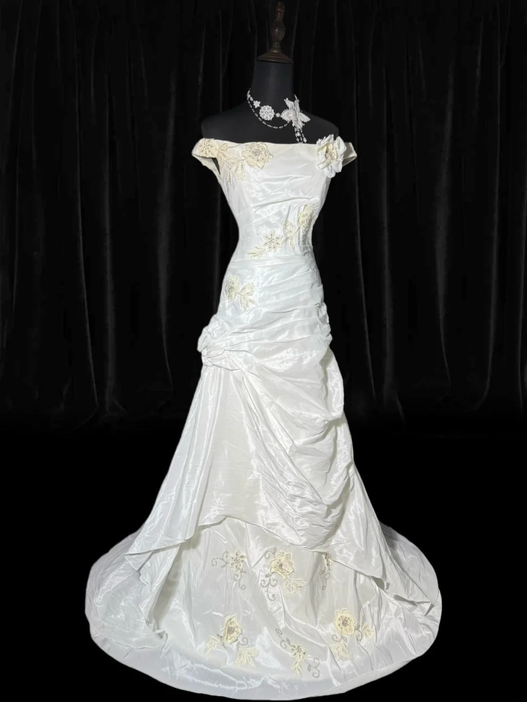 Einfaches Meerjungfrauen-Brautkleid im Vintage-Stil der 1920er Jahre mit schulterfreiem Ausschnitt, kurzen Ärmeln, weißer, gestufter Spitze, AS033