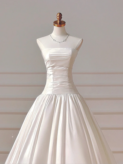 Schlichtes Brautkleid, Ballkleid, trägerlos, Satin, tiefe Taille, plissiert, figurbetont, langes Brautkleid AQ034