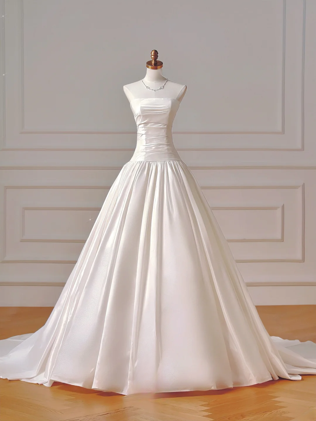 Schlichtes Brautkleid, Ballkleid, trägerlos, Satin, tiefe Taille, plissiert, figurbetont, langes Brautkleid AQ034