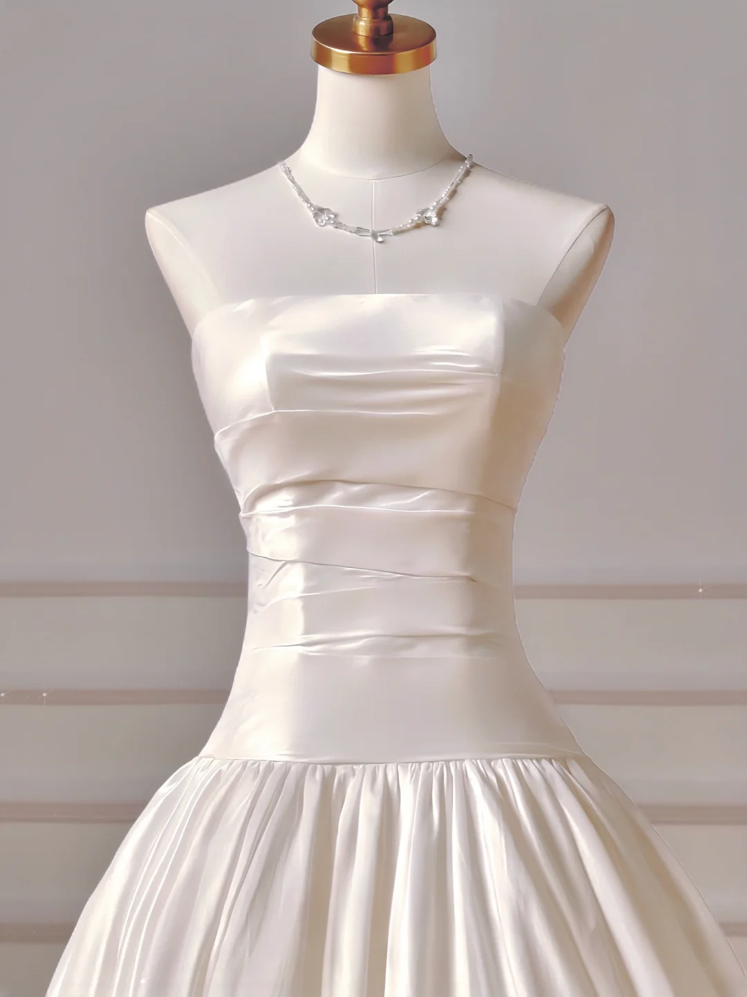 Schlichtes Brautkleid, Ballkleid, trägerlos, Satin, tiefe Taille, plissiert, figurbetont, langes Brautkleid AQ034