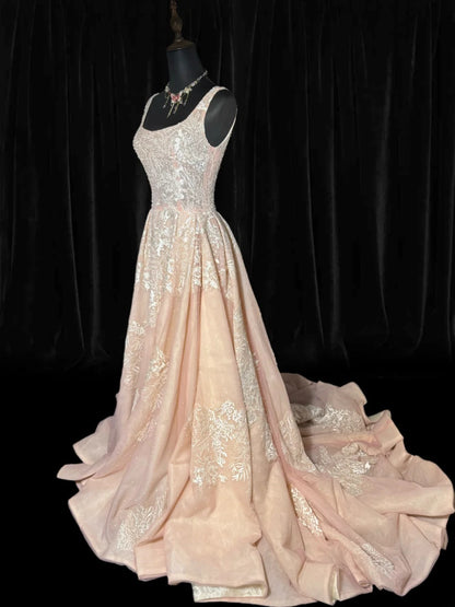 Traumhaftes, langes, figurbetontes Brautkleid im viktorianischen Stil der 1920er Jahre aus rosa Tüll mit Applikationen und eckigem Ausschnitt (AS037)