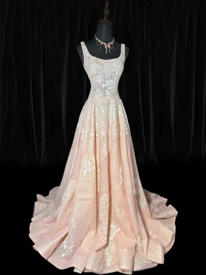 Traumhaftes, langes, figurbetontes Brautkleid im viktorianischen Stil der 1920er Jahre aus rosa Tüll mit Applikationen und eckigem Ausschnitt (AS037)