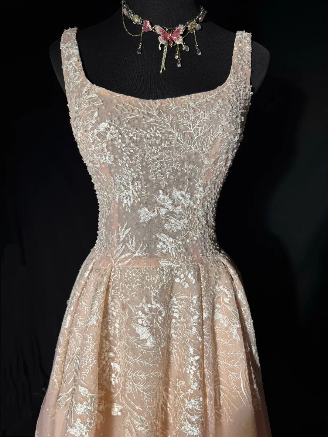 Traumhaftes, langes, figurbetontes Brautkleid im viktorianischen Stil der 1920er Jahre aus rosa Tüll mit Applikationen und eckigem Ausschnitt (AS037)