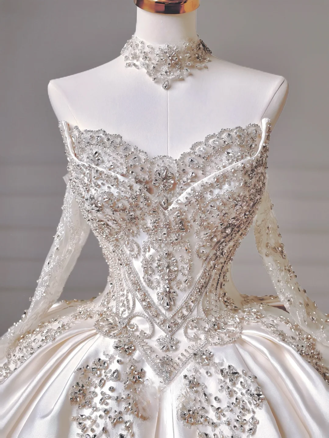 Prinzessinnen-Brautkleid, langes Ballkleid, schulterfrei, Satin, mit langen Ärmeln und Schleppe, Brautkleider AQ037
