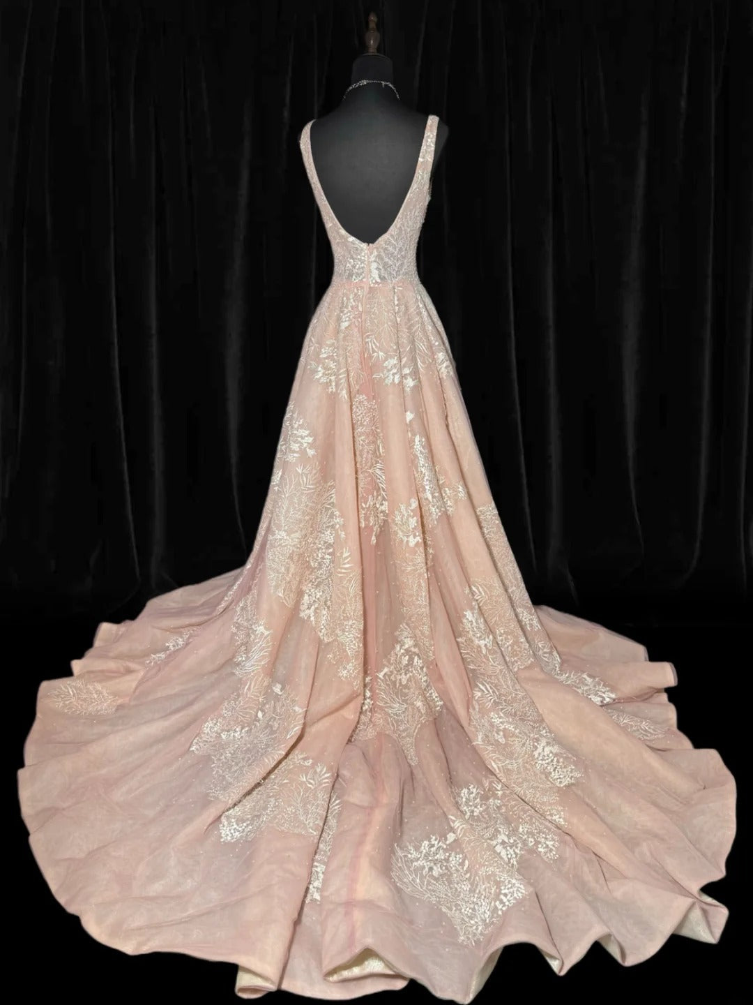 Traumhaftes, langes, figurbetontes Brautkleid im viktorianischen Stil der 1920er Jahre aus rosa Tüll mit Applikationen und eckigem Ausschnitt (AS037)