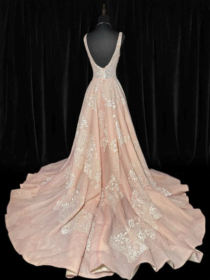Traumhaftes, langes, figurbetontes Brautkleid im viktorianischen Stil der 1920er Jahre aus rosa Tüll mit Applikationen und eckigem Ausschnitt (AS037)