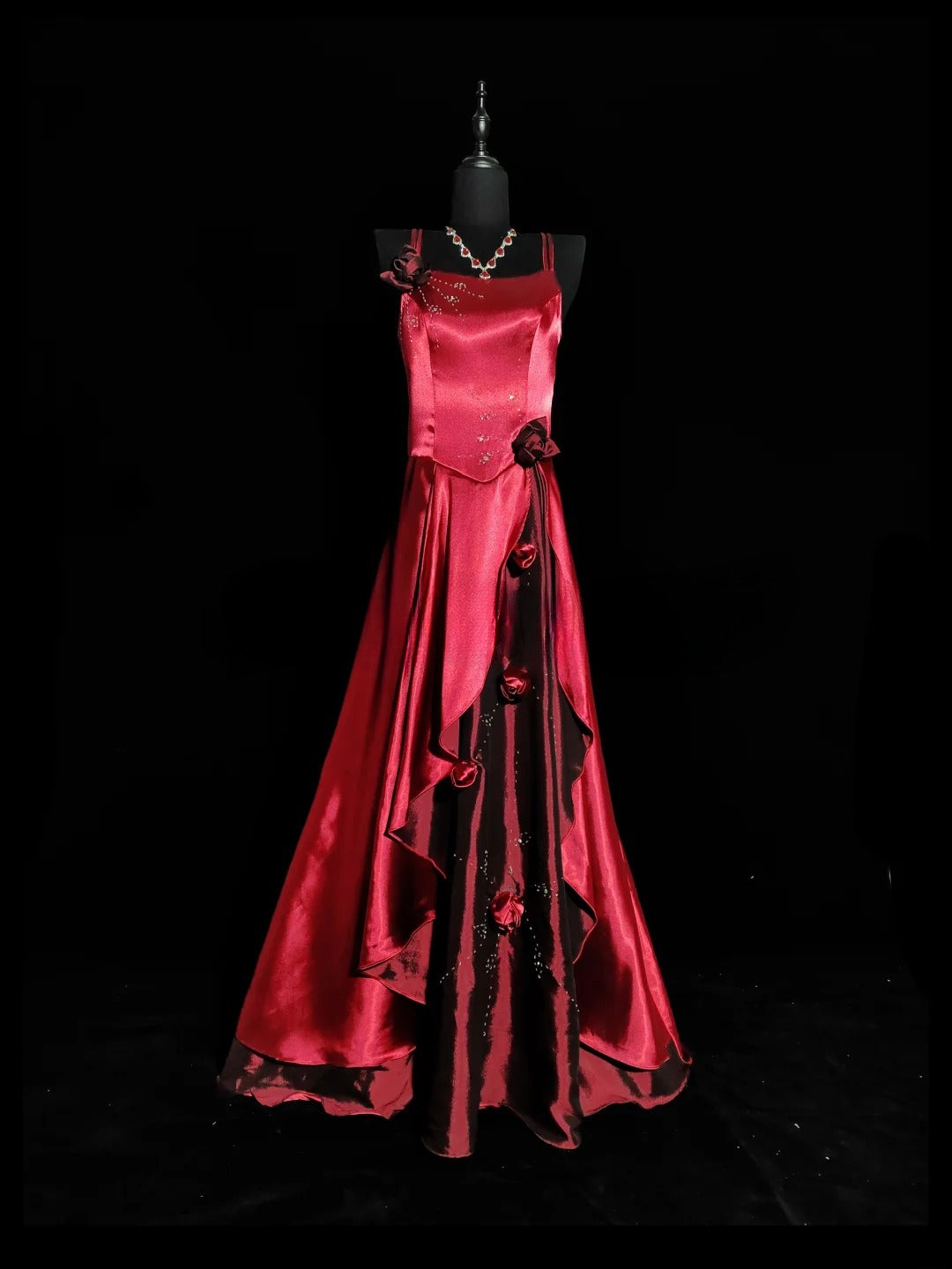 Robe de soirée longue rouge satinée à fines bretelles et coupe trapèze, idéale pour les lycéennes en fin d'année (AS039).