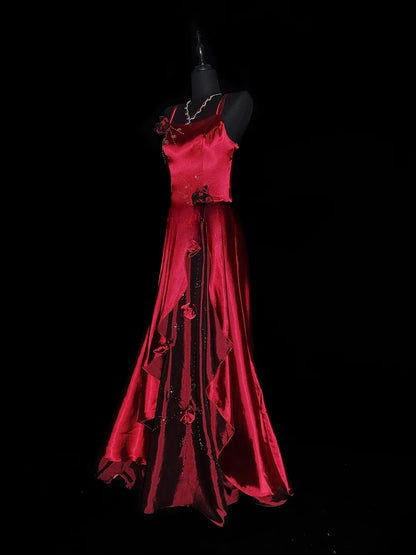 Robe de soirée longue rouge satinée à fines bretelles et coupe trapèze, idéale pour les lycéennes en fin d'année (AS039).