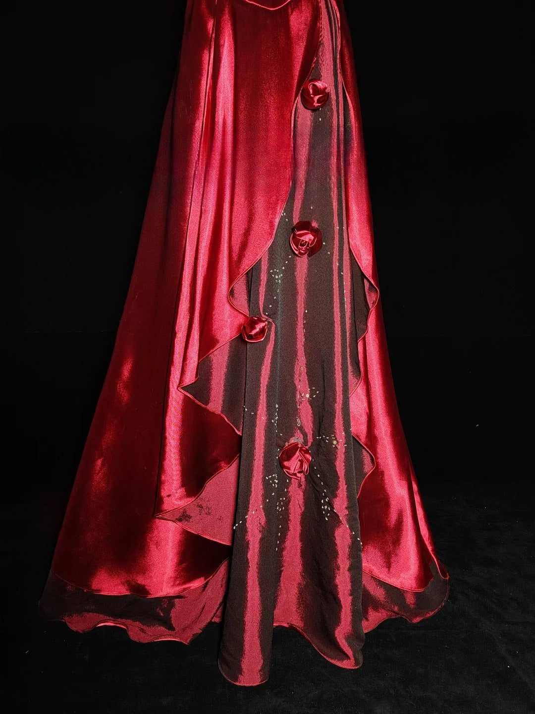 Robe de soirée longue rouge satinée à fines bretelles et coupe trapèze, idéale pour les lycéennes en fin d'année (AS039).