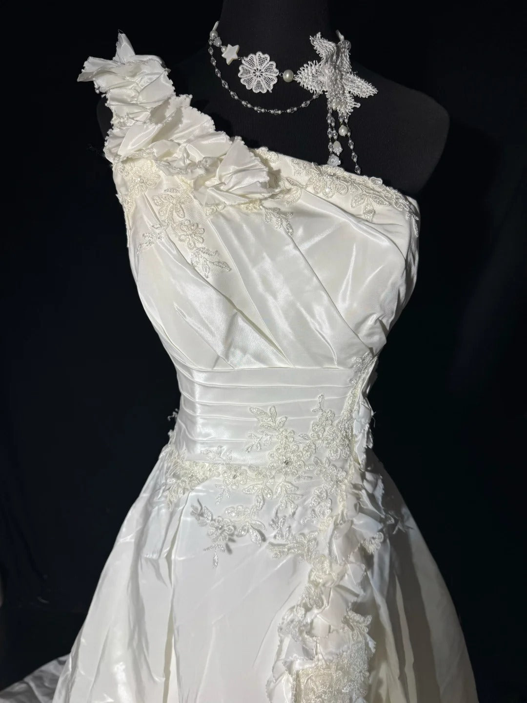 Robe de bal pour femme, asymétrique, sans manches, blanche, en dentelle à volants, satin, longue, style vintage années 70, cintrée, AS039