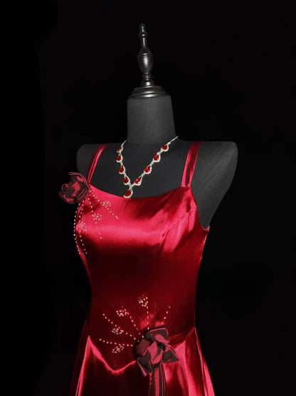 Robe de soirée longue rouge satinée à fines bretelles et coupe trapèze, idéale pour les lycéennes en fin d'année (AS039).