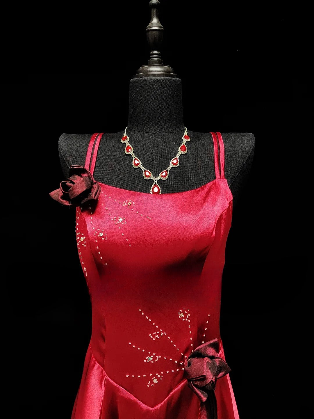 Robe de soirée longue rouge satinée à fines bretelles et coupe trapèze, idéale pour les lycéennes en fin d'année (AS039).
