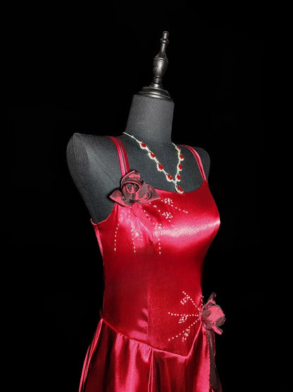 Robe de soirée longue rouge satinée à fines bretelles et coupe trapèze, idéale pour les lycéennes en fin d'année (AS039).