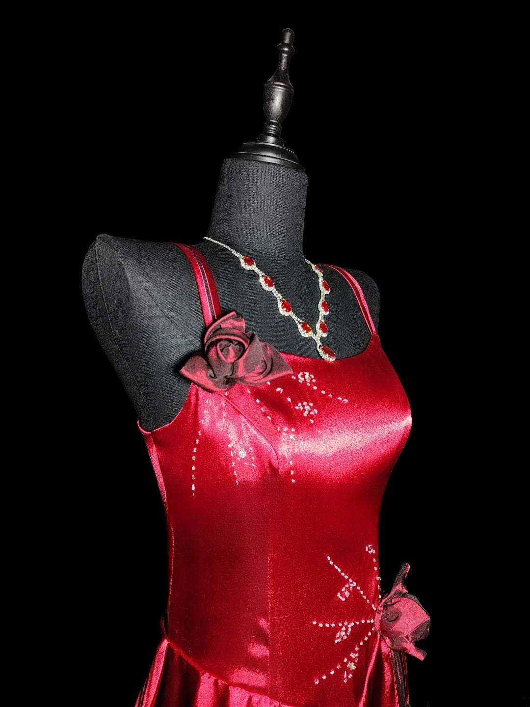 Robe de soirée longue rouge satinée à fines bretelles et coupe trapèze, idéale pour les lycéennes en fin d'année (AS039).
