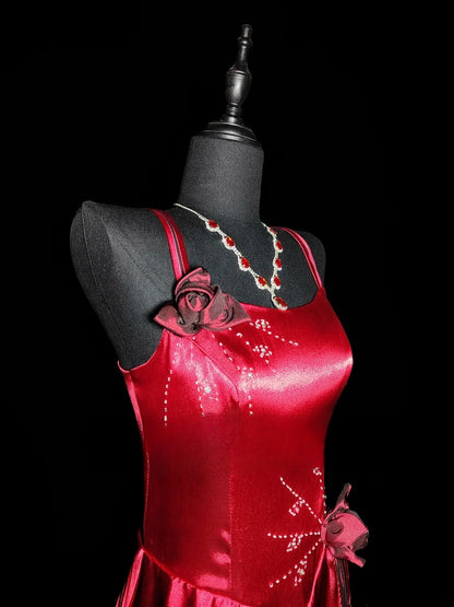 Robe de soirée longue rouge satinée à fines bretelles et coupe trapèze, idéale pour les lycéennes en fin d'année (AS039).