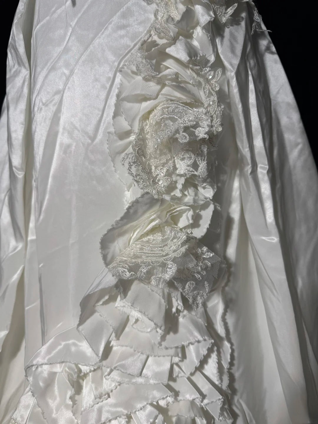 Robe de bal pour femme, asymétrique, sans manches, blanche, en dentelle à volants, satin, longue, style vintage années 70, cintrée, AS039