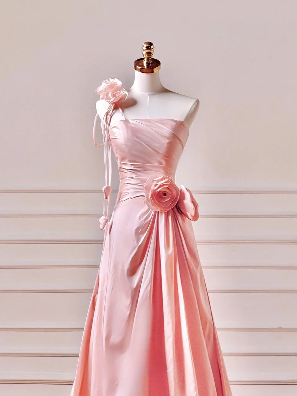Elegantes, schlichtes A-Linien-Abendkleid aus rosa Satin mit One-Shoulder-Schnitt – ein beeindruckendes, langes Abendkleid für Teenager und Mädchen (AQ040)