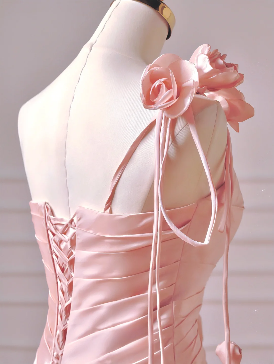 Elegantes, schlichtes A-Linien-Abendkleid aus rosa Satin mit One-Shoulder-Schnitt – ein beeindruckendes, langes Abendkleid für Teenager und Mädchen (AQ040)