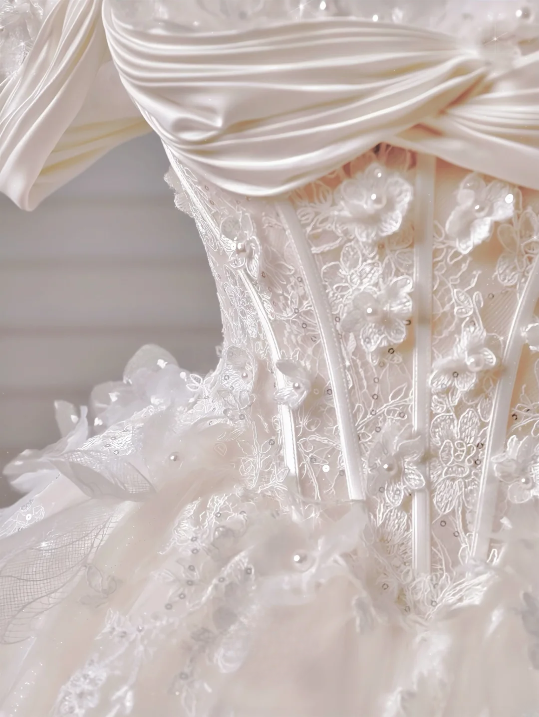 Prinzessinnen-Brautkleid, langes Ballkleid, schulterfrei, aus Tüll mit kurzen Ärmeln, Applikationen und Spitzenoberteil, Brautkleid AQ041