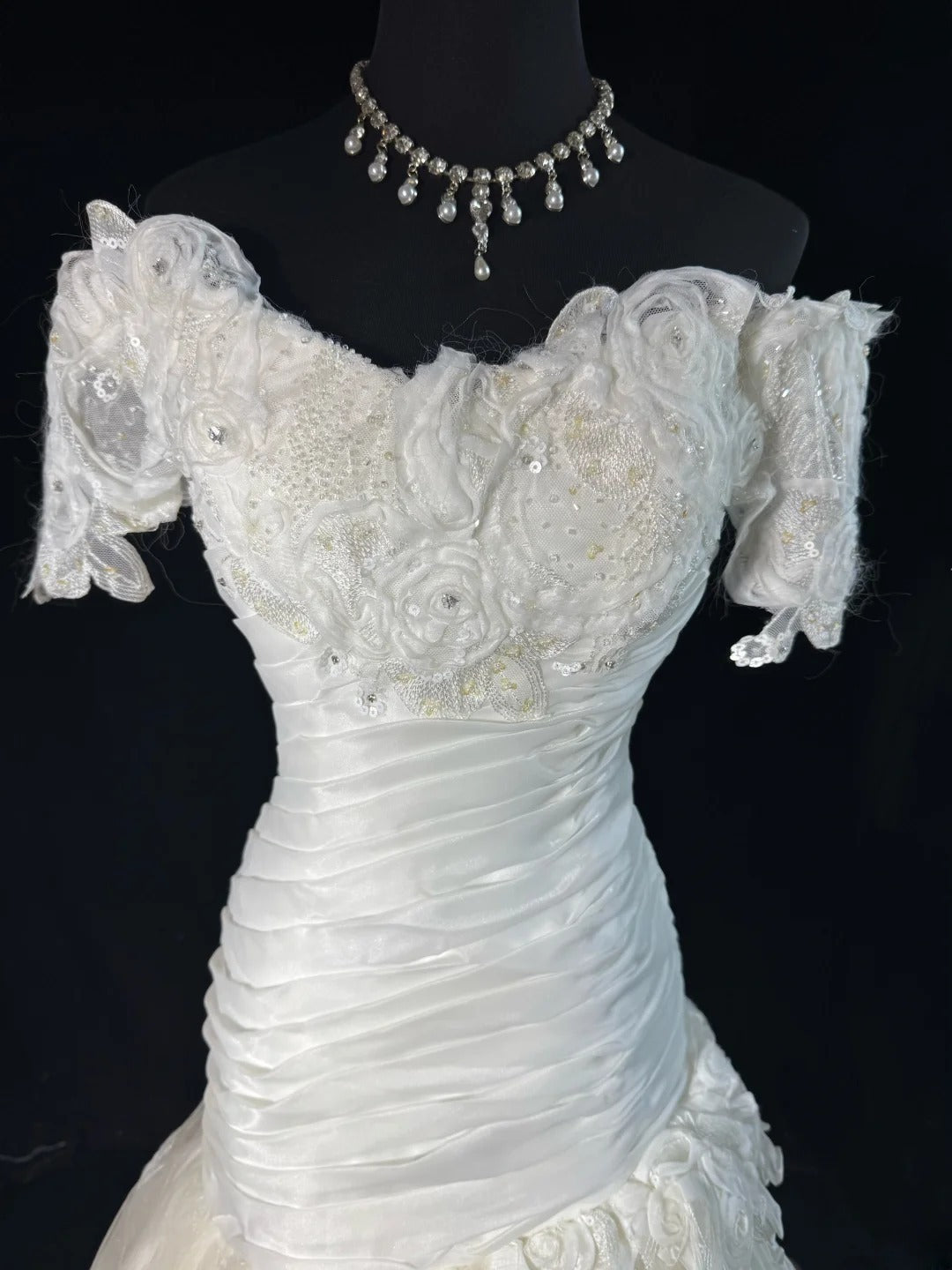 Robe de mariée bohème sirène à épaules dénudées et manches courtes en dentelle blanche à volants, longue et cintrée, style années 1920 (AS041)