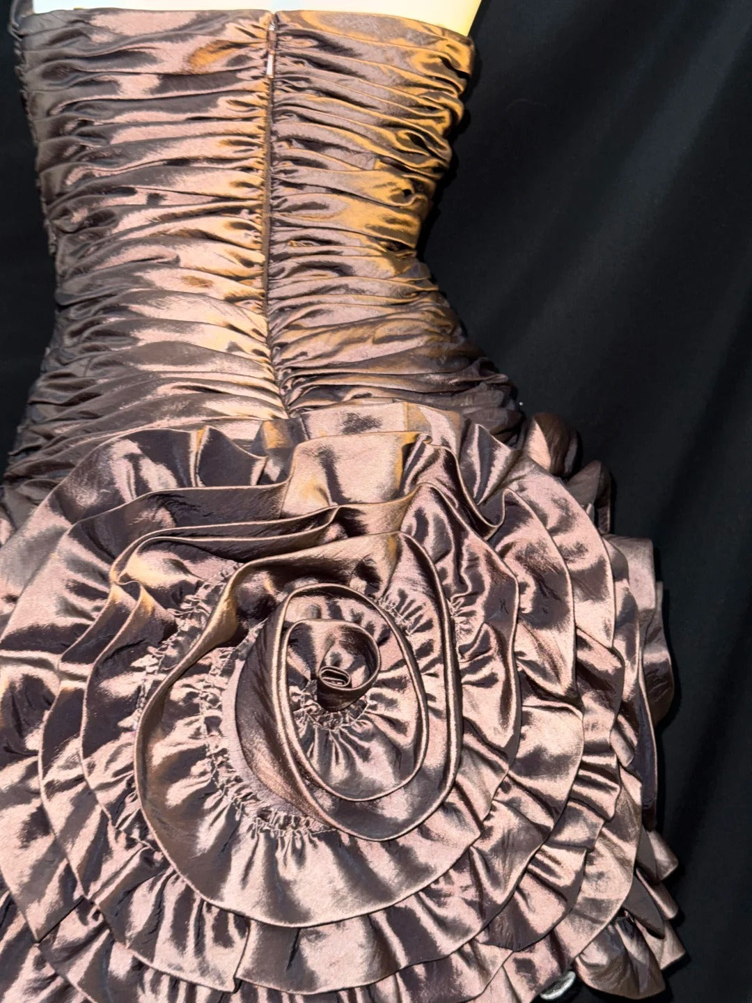 Hübsche Etui-Süße-Herzausschnitt Braune Bodycon Mini Abschlusskleider Kurz mit Rüschen Inspo Senior Homecoming Outfits RB3445