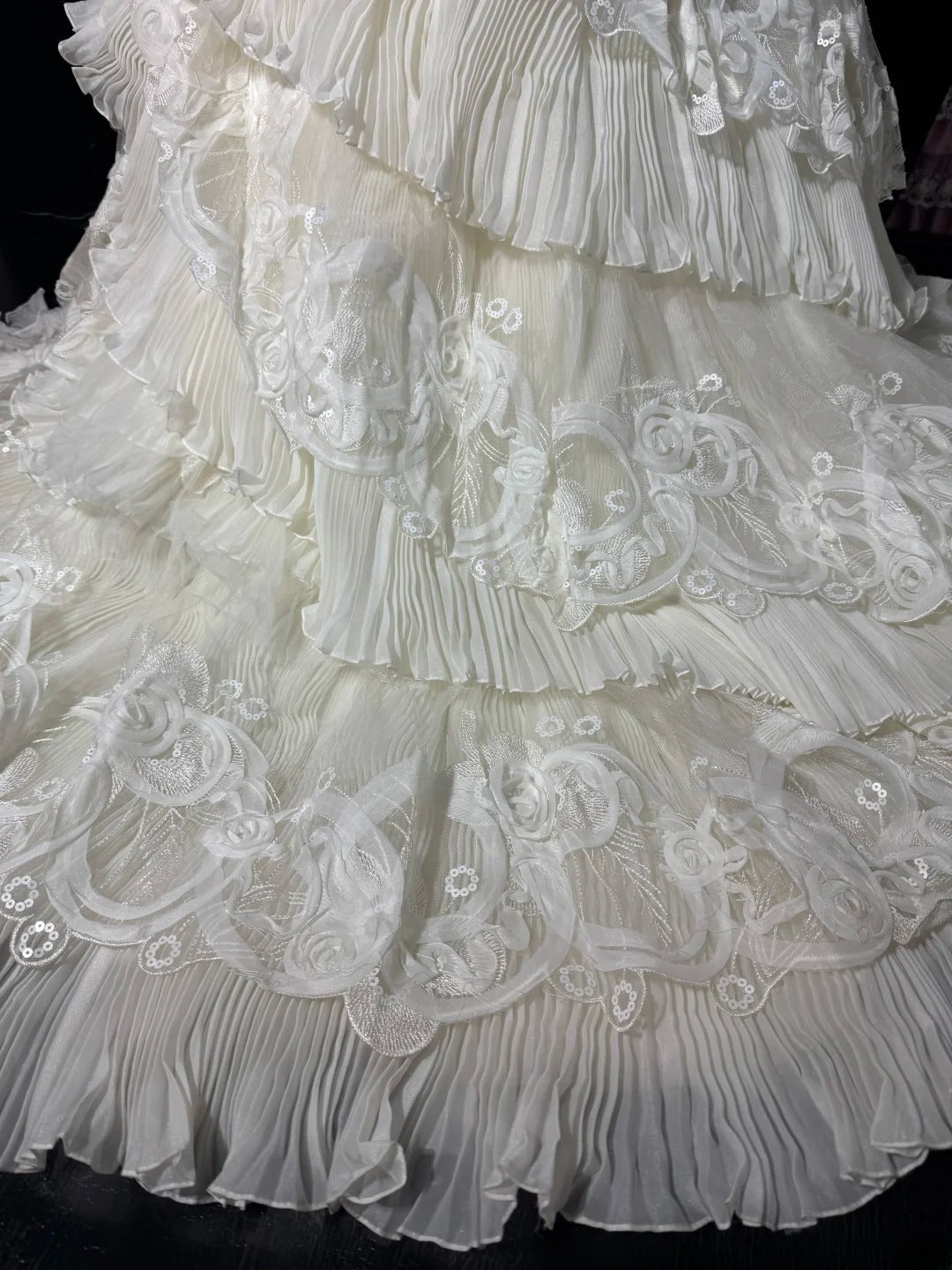 Robe de mariée bohème sirène à épaules dénudées et manches courtes en dentelle blanche à volants, longue et cintrée, style années 1920 (AS041)
