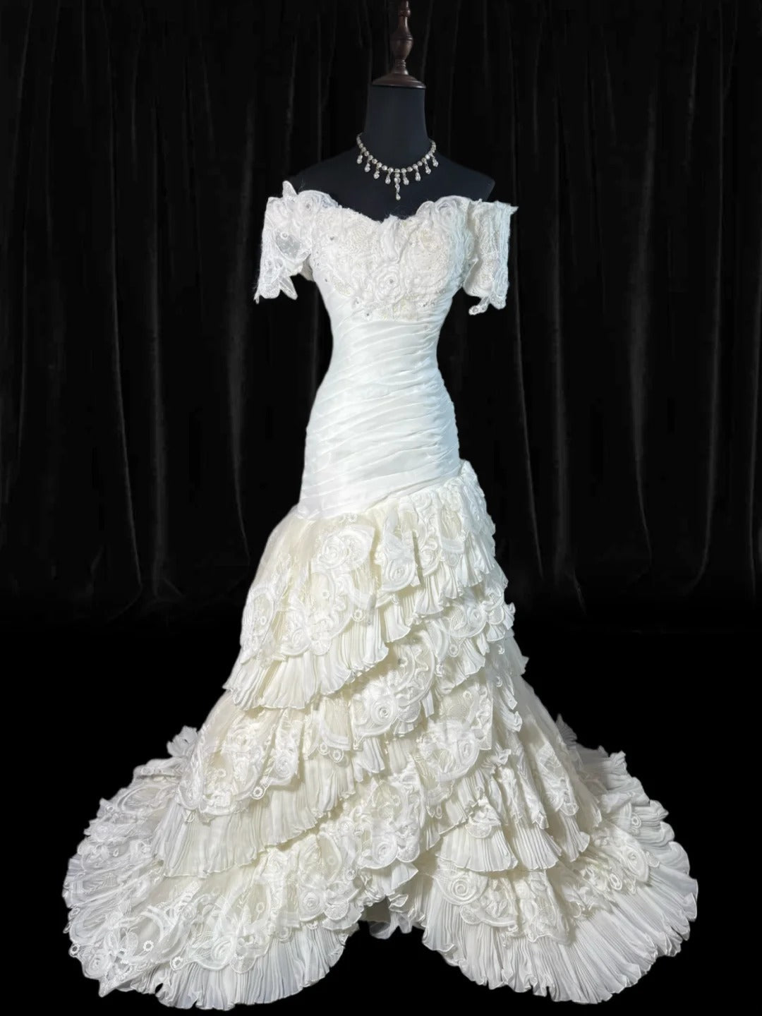 Robe de mariée bohème sirène à épaules dénudées et manches courtes en dentelle blanche à volants, longue et cintrée, style années 1920 (AS041)