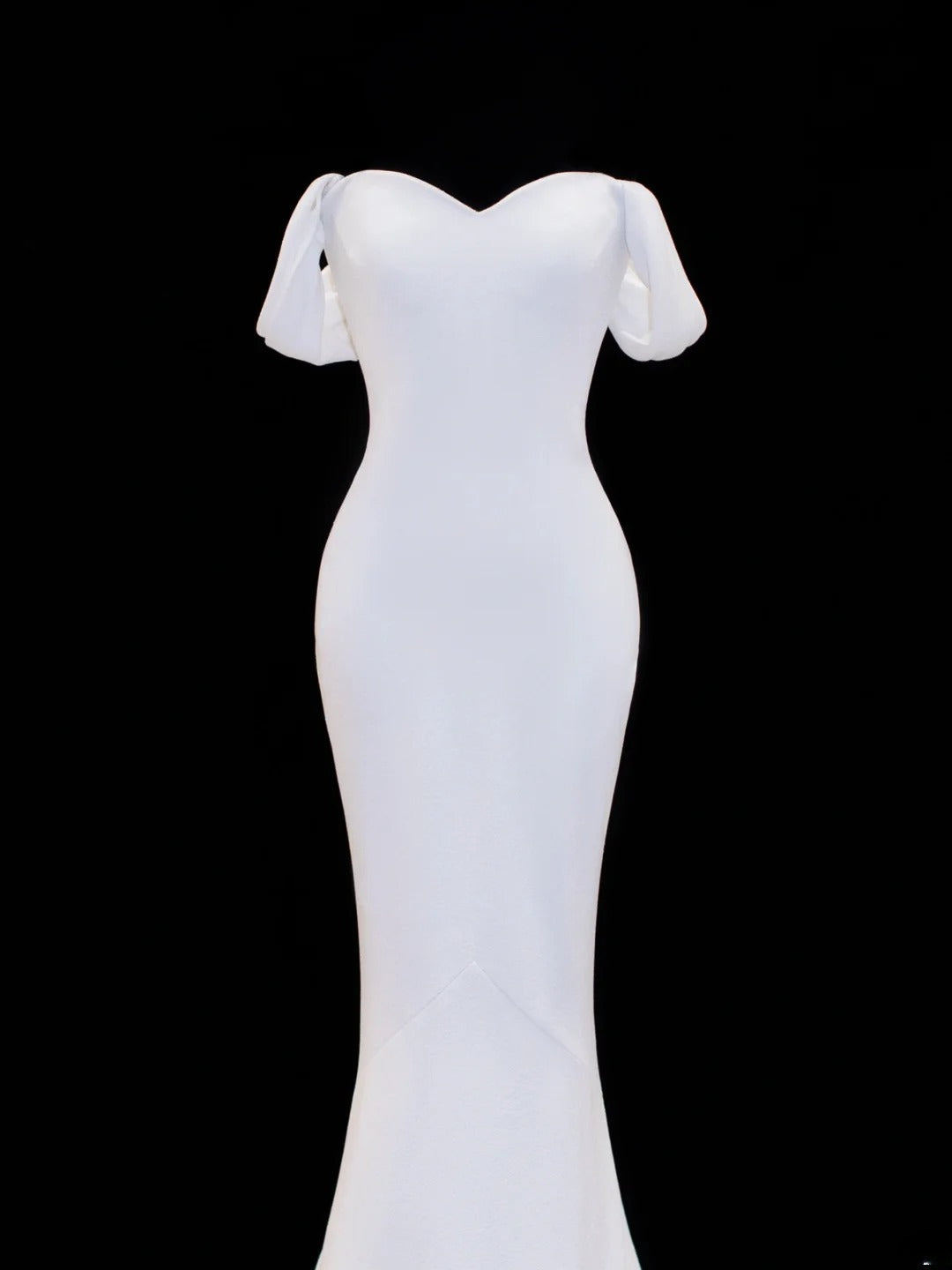Elegantes, schlichtes Brautkleid im Meerjungfrauenstil mit schulterfreiem Schnitt, Ärmeln und Satin in Weiß, auch in Petite- und Plus-Size-Größen erhältlich, Modell SA042