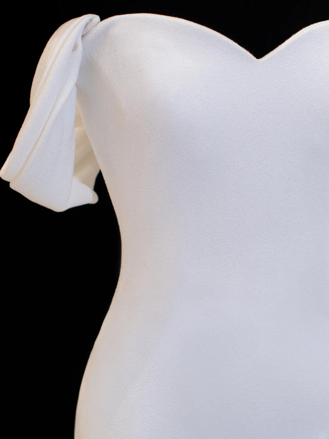 Elegantes, schlichtes Brautkleid im Meerjungfrauenstil mit schulterfreiem Schnitt, Ärmeln und Satin in Weiß, auch in Petite- und Plus-Size-Größen erhältlich, Modell SA042