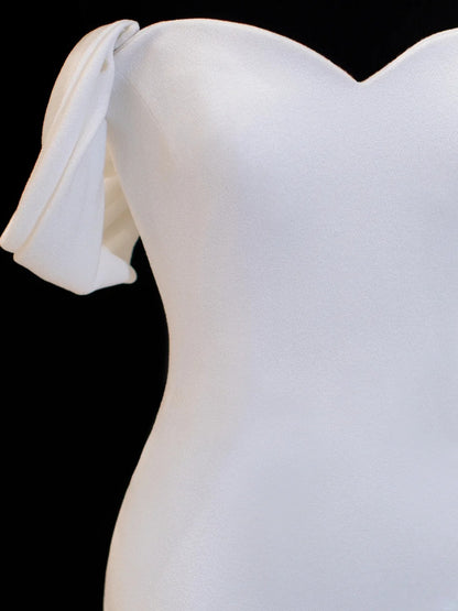 Elegantes, schlichtes Brautkleid im Meerjungfrauenstil mit schulterfreiem Schnitt, Ärmeln und Satin in Weiß, auch in Petite- und Plus-Size-Größen erhältlich, Modell SA042