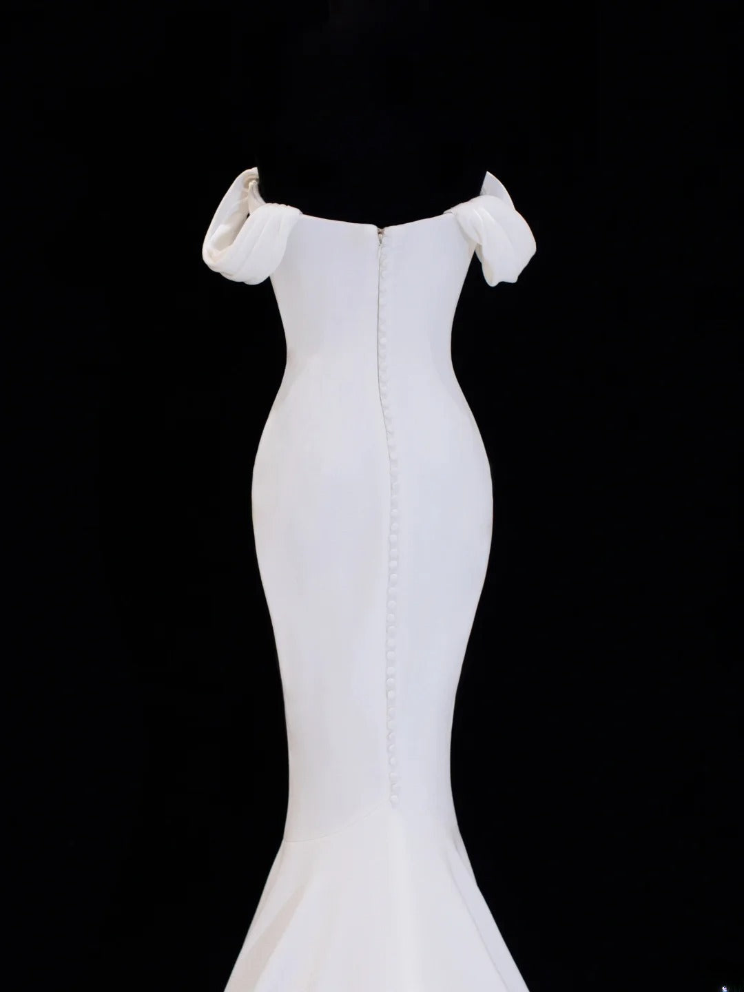 Elegantes, schlichtes Brautkleid im Meerjungfrauenstil mit schulterfreiem Schnitt, Ärmeln und Satin in Weiß, auch in Petite- und Plus-Size-Größen erhältlich, Modell SA042
