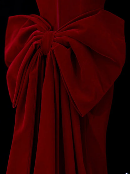 Robe de bal longue sirène classique des années 1950, épaules dénudées, en velours bordeaux orné de perles et d'un nœud papillon - SA043