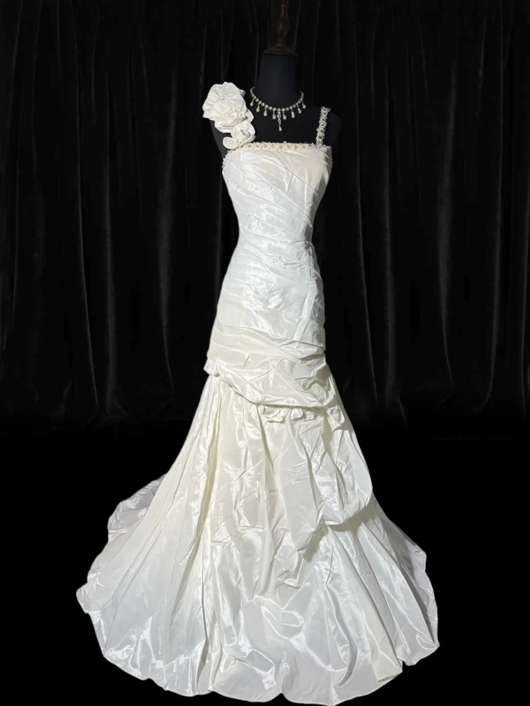 Robe de mariée sirène bohème sans manches en dentelle blanche plissée satin long vintage années 70 AS045