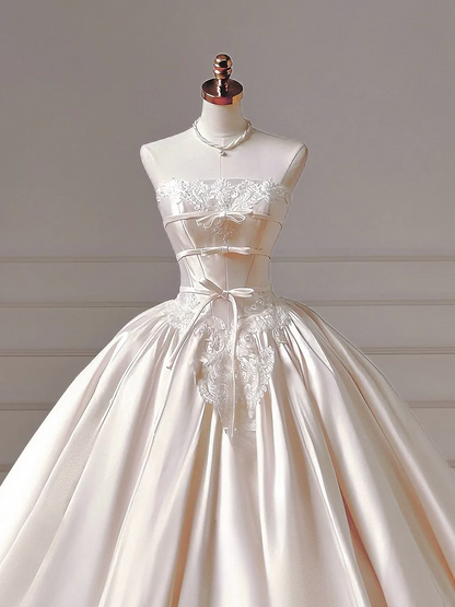 Princess Long Wedding Gowns Ball Gown Strapless Sleeveless Satin For Bride With Lace Appliques Train Bridal Dresses AQ045