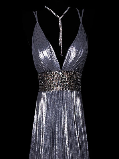 Robe de soirée longue grise plissée à fines bretelles et coupe trapèze, inspirée par le bal de fin d'année AS047